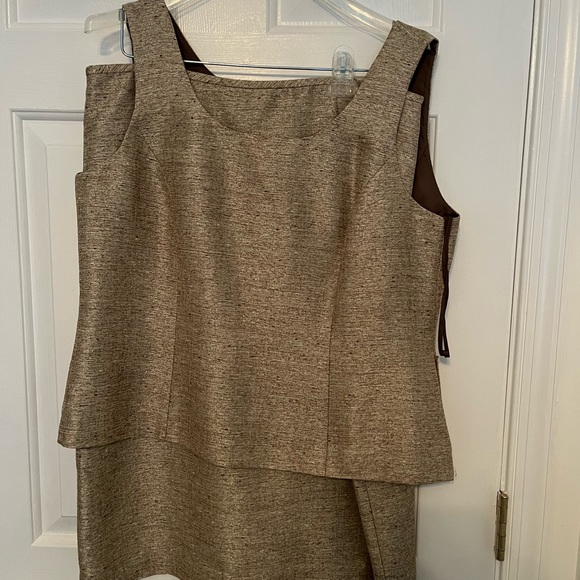 Kasper 3-piece lined light brown skirt suit. Size 12. Slightly worn. $40 - Picture 3 of 6